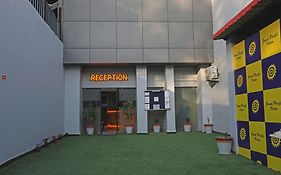 Super Oyo Townhouse 868 Dream Connect